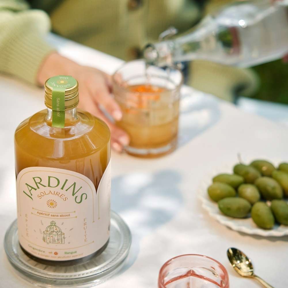 bouteille d'apéritif sans alcool pour réaliser des cocktails sans alcool au gingembre et à l'abricot