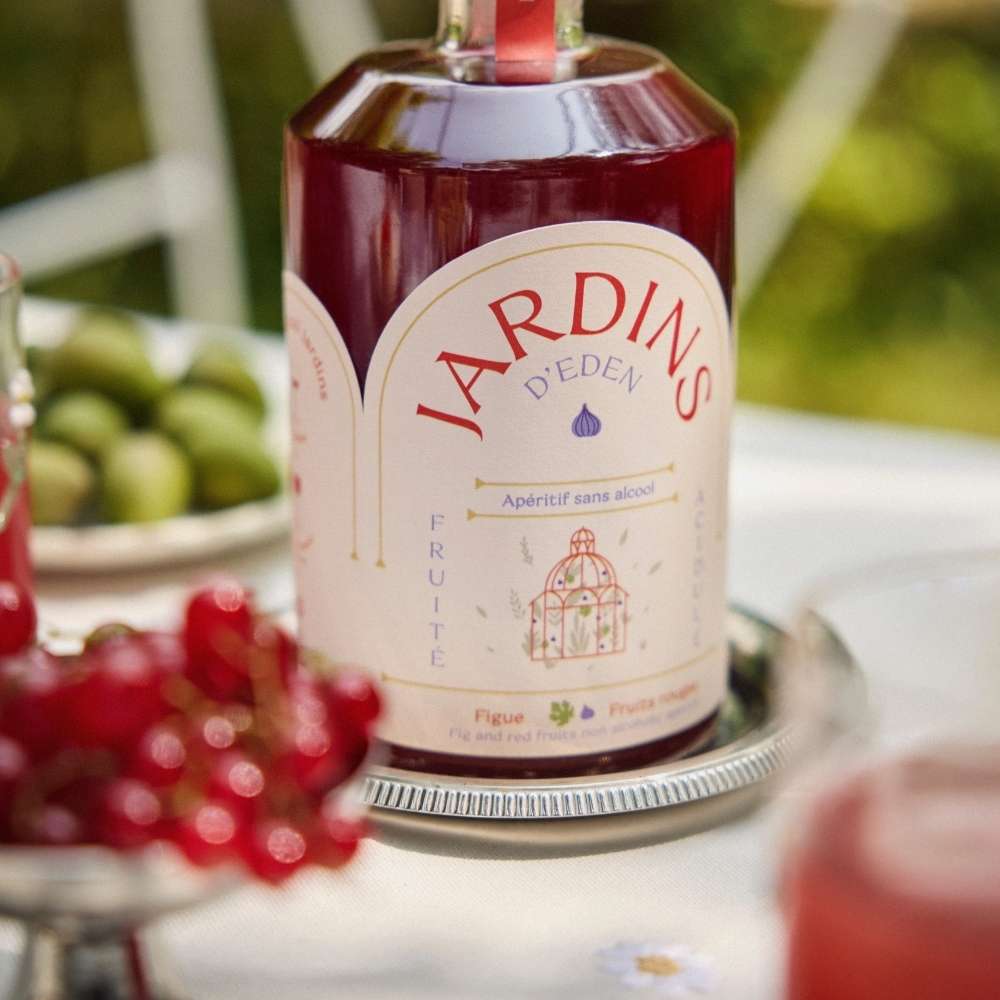 zoom sur bouteille d'apéritif sans alcool pour réaliser des cocktails sans alcool à la figue et aux fruits rouges sur une table