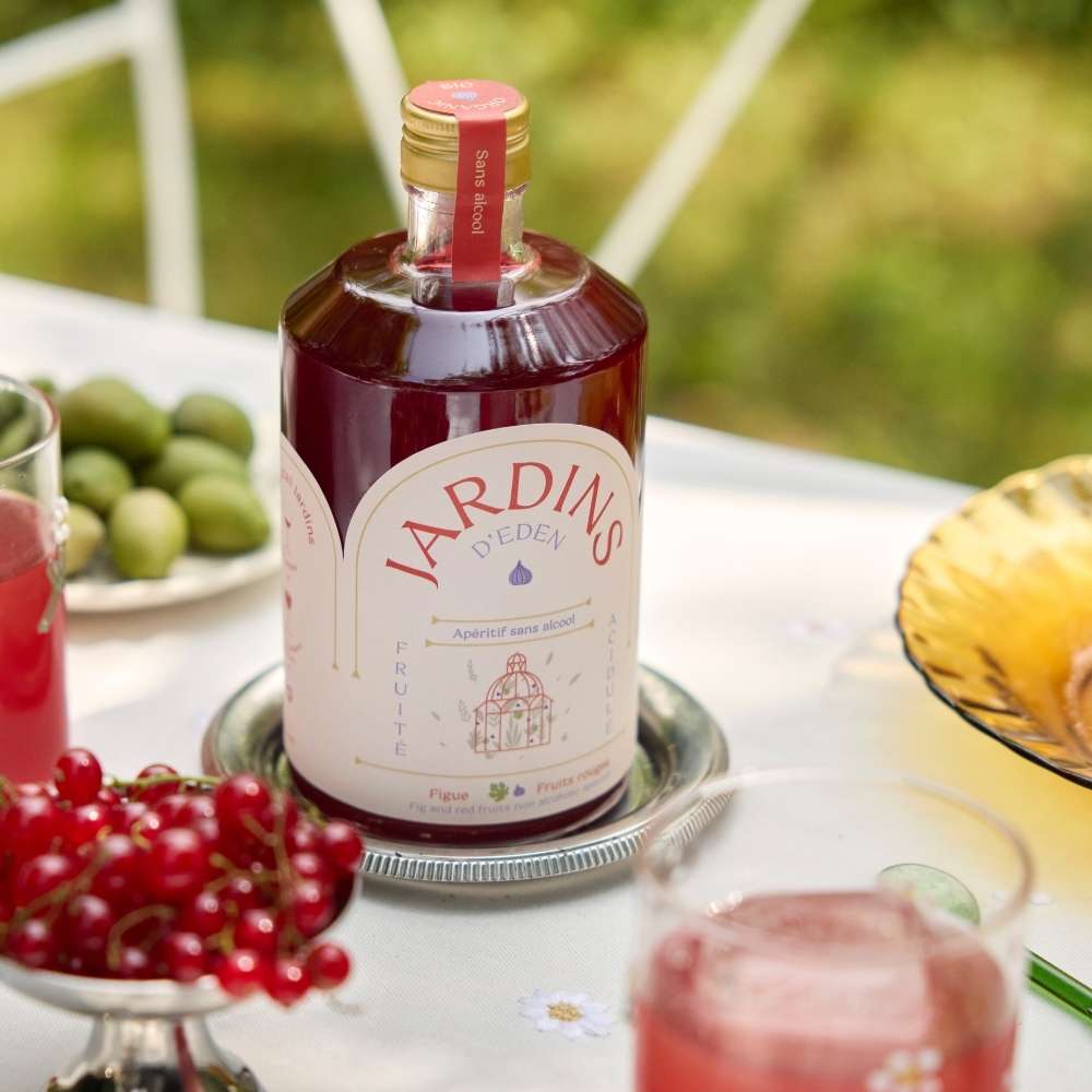 bouteille d'apéritif sans alcool pour réaliser des cocktails sans alcool à la figue et aux fruits rouges sur une table