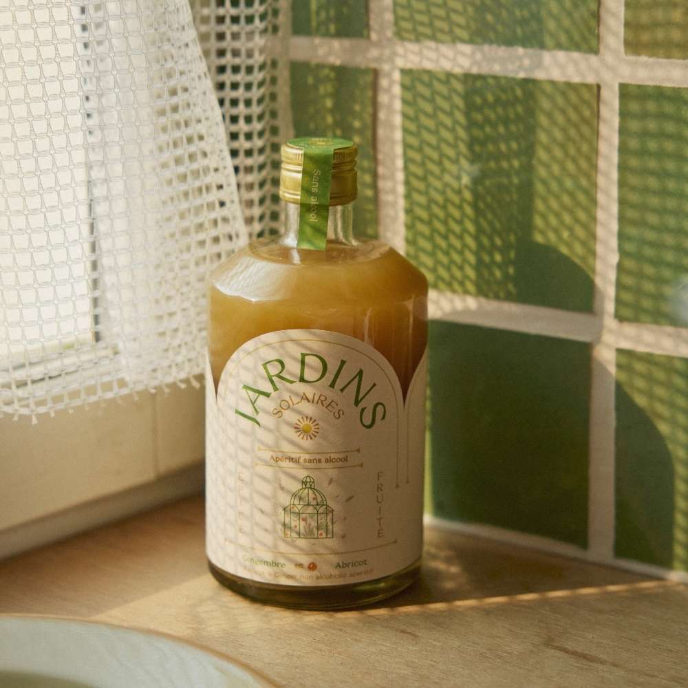 bouteille d'apéritif sans alcool pour réaliser des cocktails sans alcool au gingembre et à l'abricot posée près d'une fenêtre