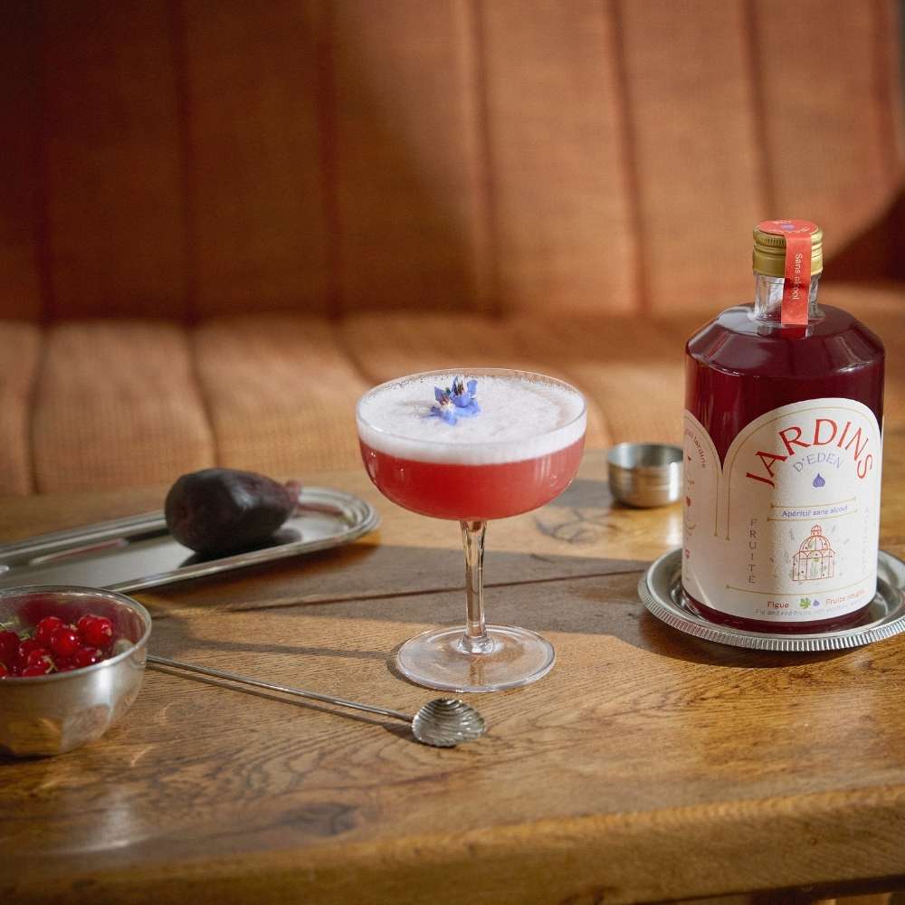 bouteille d'apéritif sans alcool pour réaliser des cocktails sans alcool à la figue et aux fruits rouges sur une table de mixologie