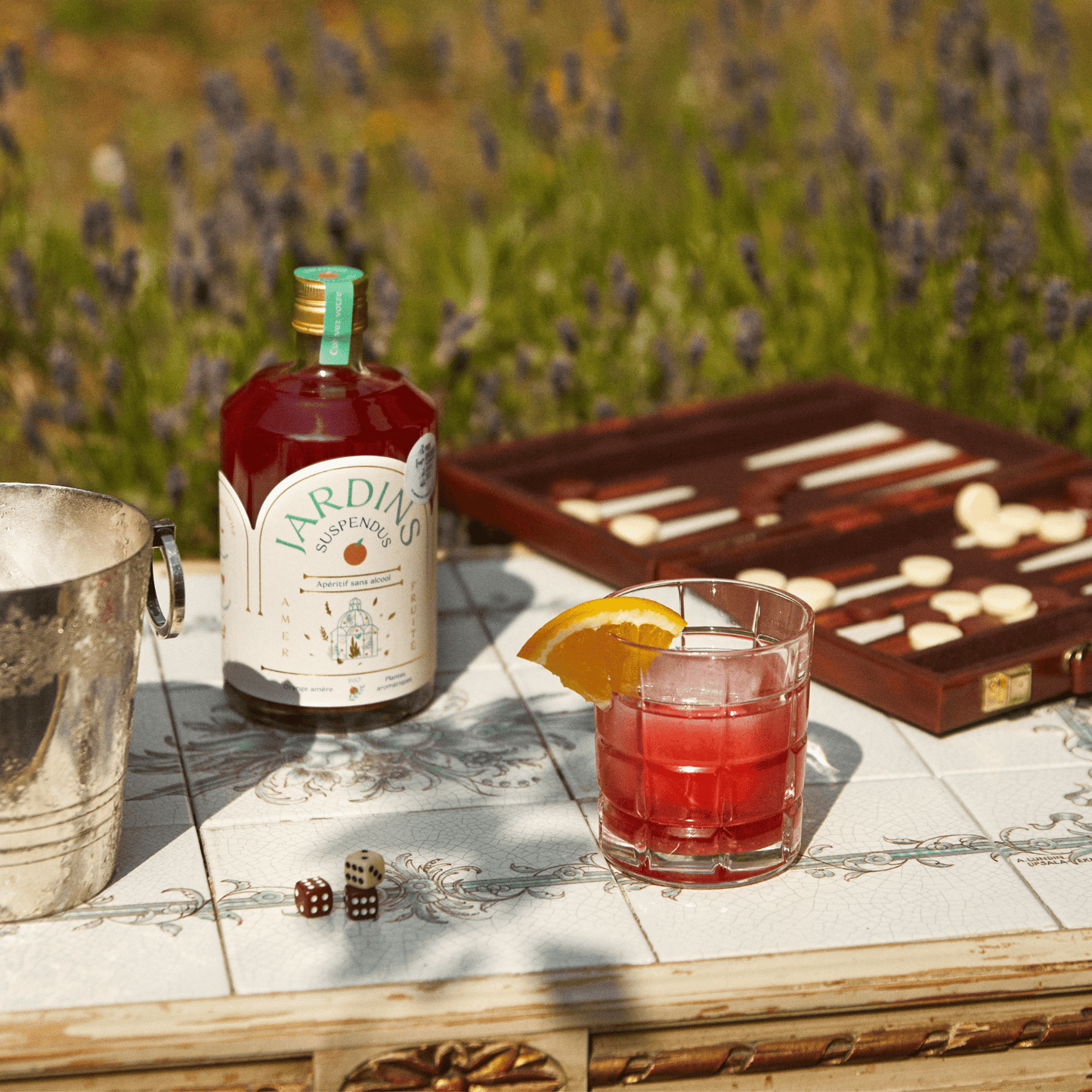 Apéritif sans alcool, orange amère et romarin, BIO, faible en sucre et français pour réaliser des cocktails sans alcool.