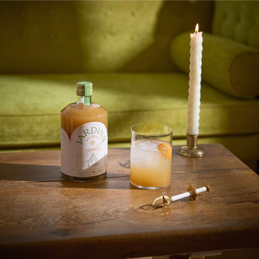 
                  
                    bouteille d'apéritif sans alcool pour réaliser des cocktails sans alcool au gingembre et à l'abricot posée sur une table
                  
                