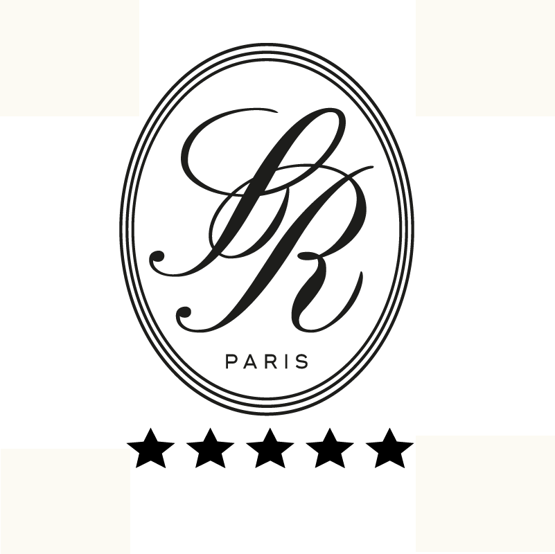 Logo beige de l'hôtel San Régis sur fond transparent, design épuré et sophistiqué.