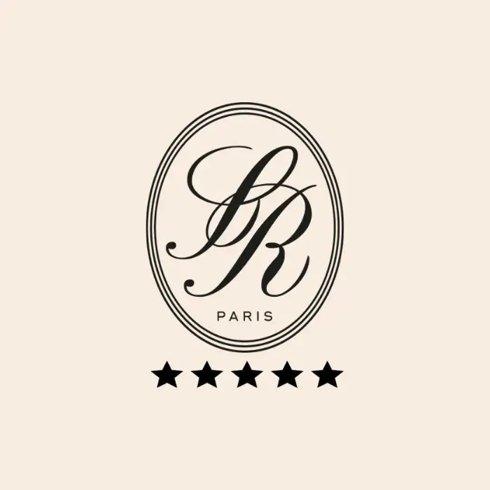 Logo beige de l'hôtel San Régis, élégant et minimaliste, représentant l'identité visuelle de l'établissement.