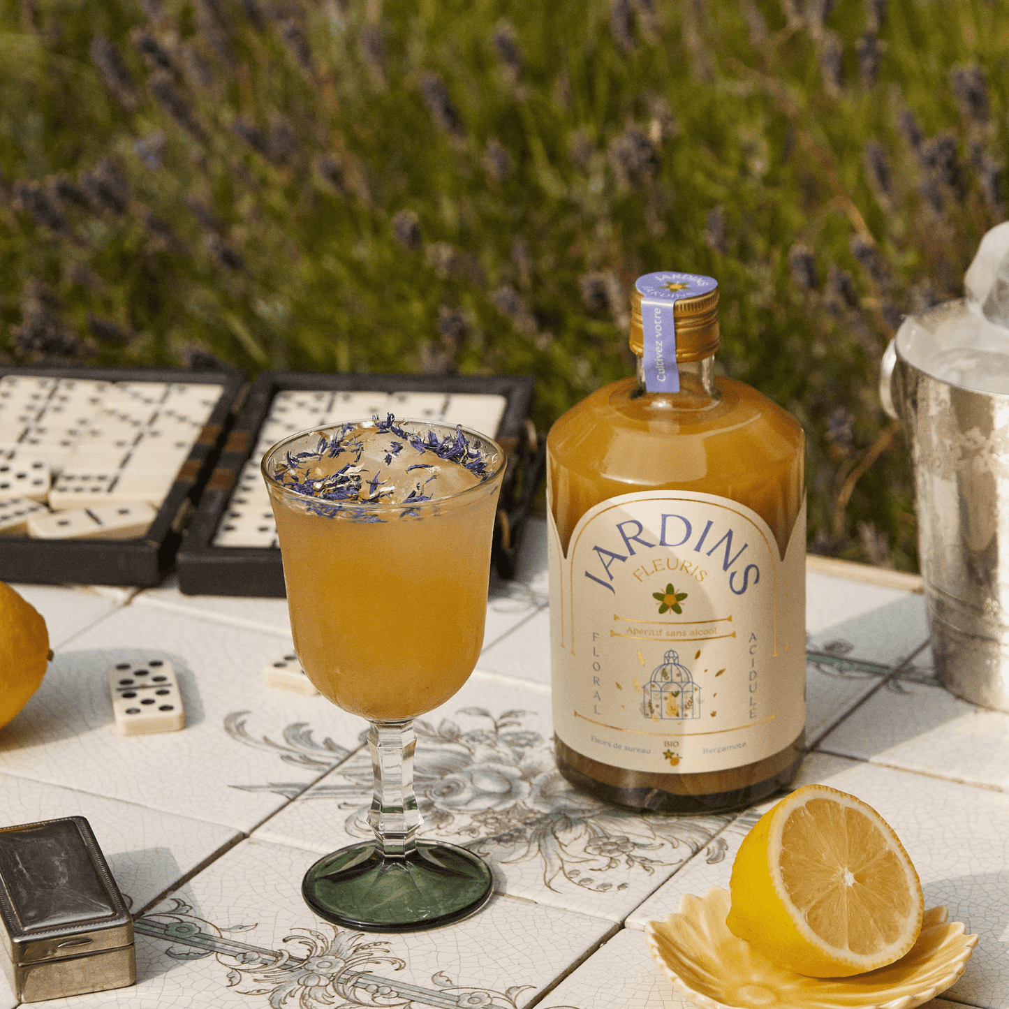 
                  
                    Jardins Fleuris, apéritif sans alcool, BIO, faible en sucre et français pour réaliser des cocktails sans alcool.
                  
                