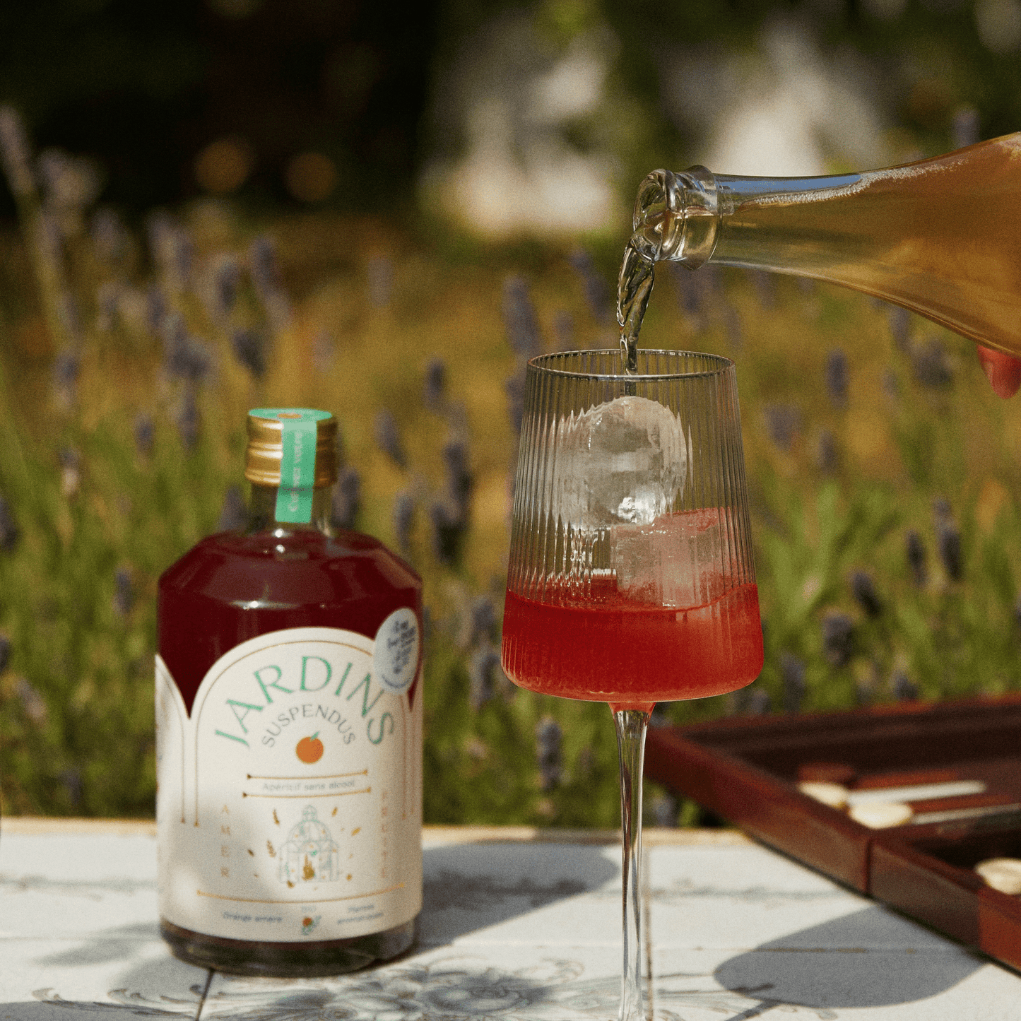 
                  
                    Apéritif sans alcool, BIO, faible en sucre et français pour réaliser des cocktails sans alcool. Avec un spritz à côté.
                  
                